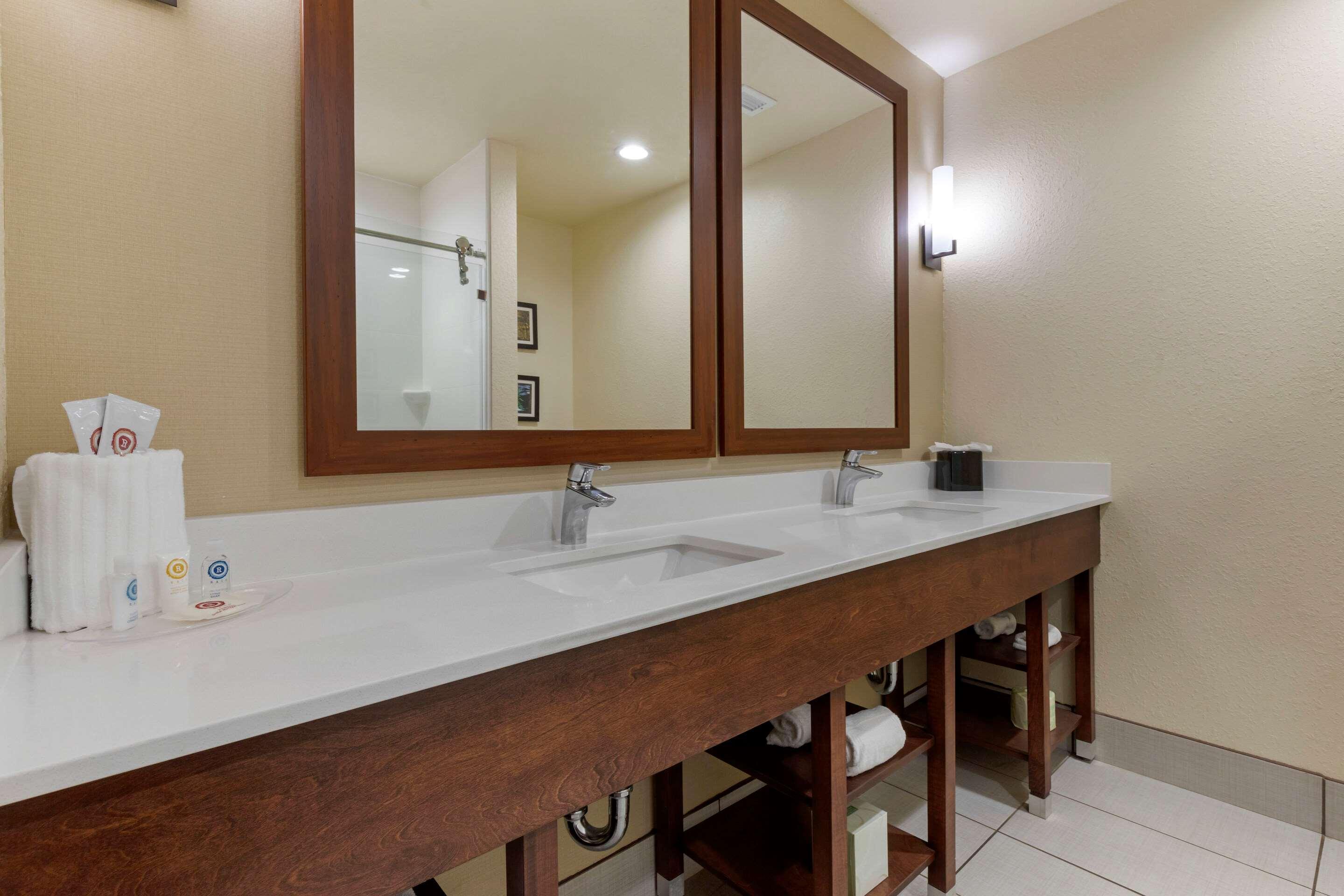Comfort Suites Greenville South Piedmont Buitenkant foto