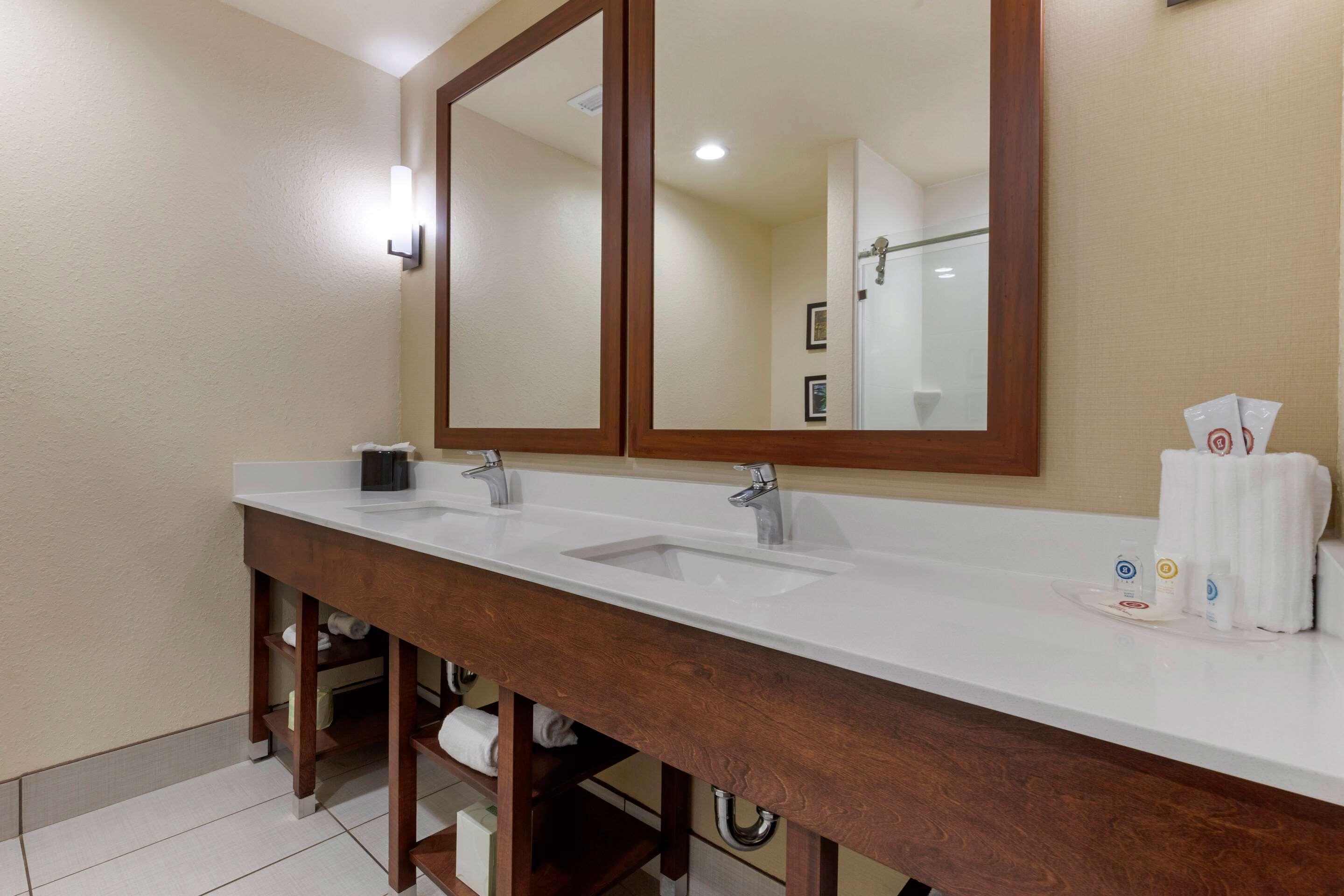 Comfort Suites Greenville South Piedmont Buitenkant foto